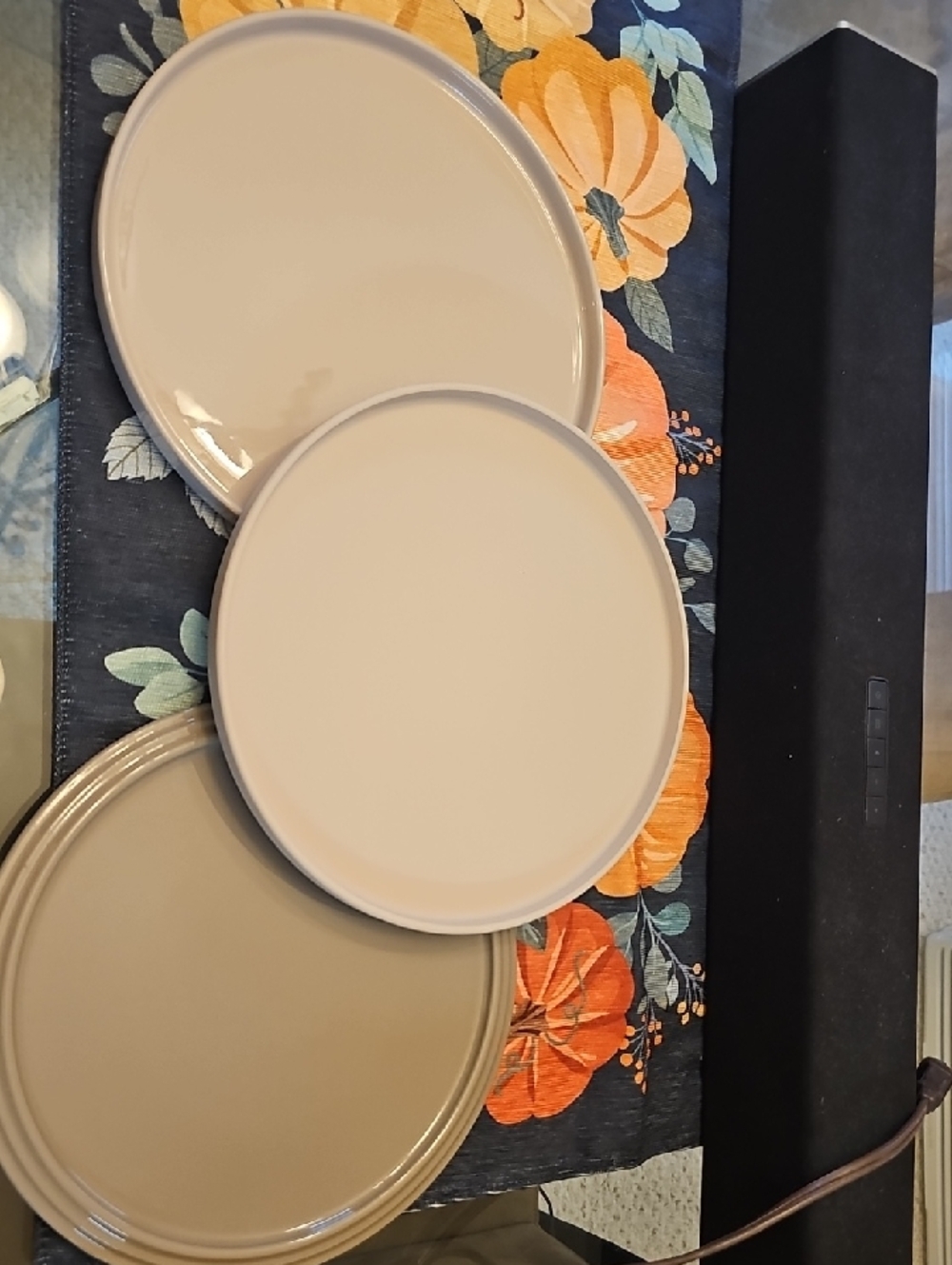 Villeroy & Boch Neutral Ceramic Wall Plate Trio in Beige and Cream